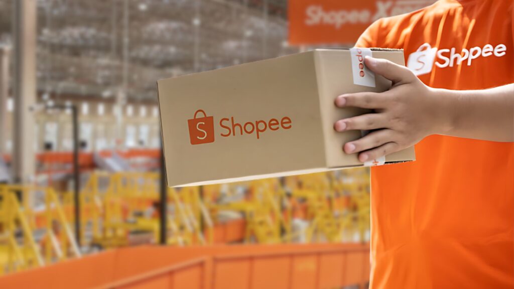 Homem segurando uma caixa escrito shopee